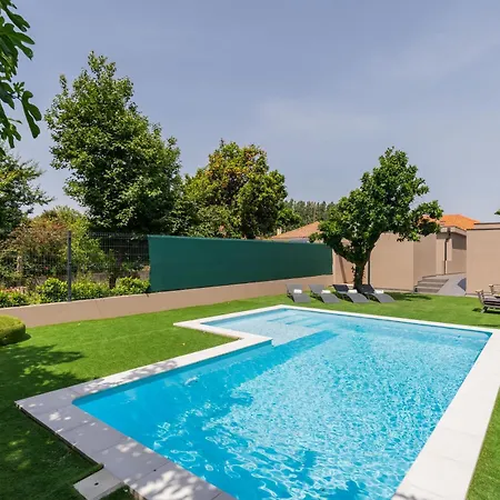 Cozy With Pool Near Airport By Hostwise