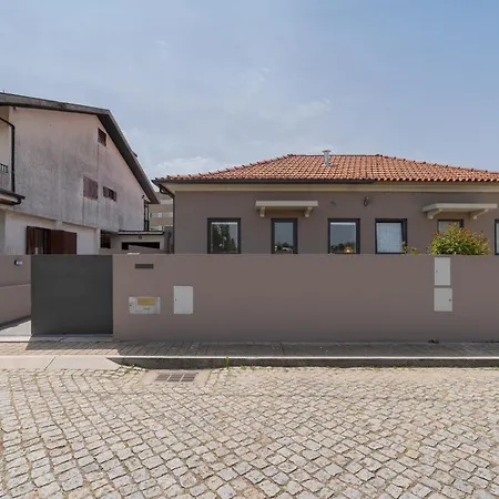 Appartamento Cozy With Pool Near Airport By Hostwise *